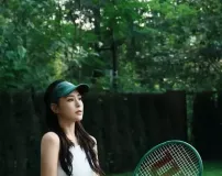 阿娇化身元气网球少女 白裙造型清纯亮眼