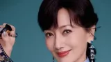 赵雅芝穿蓝色绣牡丹旗袍雍容大方