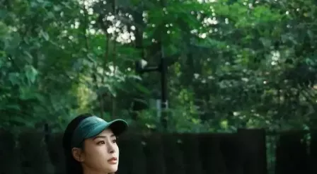 阿娇化身元气网球少女 白裙造型清纯亮眼