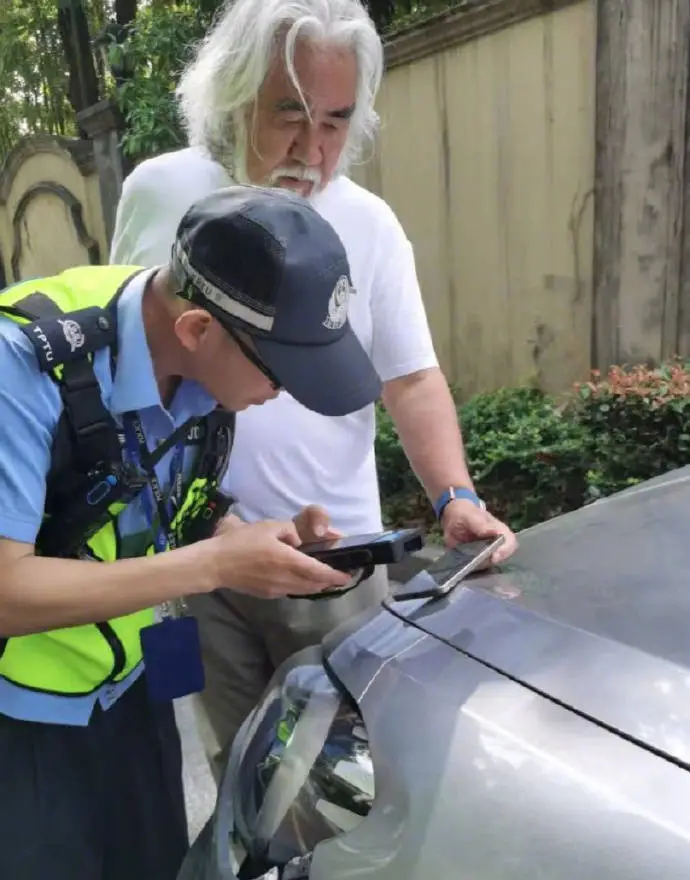 网曝张纪中驾车发生碰撞事故